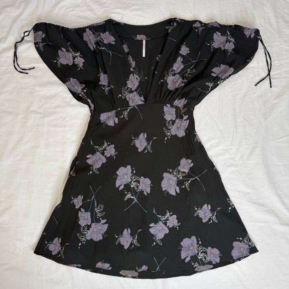 Free People Dresses & Skirts - Free People Black Purple Floral Mini Dress Size 4 Deep VNeck Flutter Sleeve Boho